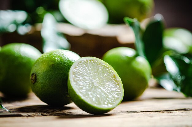 Photo des citrons frais sur une table en bois