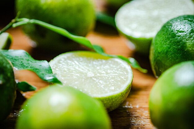 Photo des citrons frais sur une table en bois