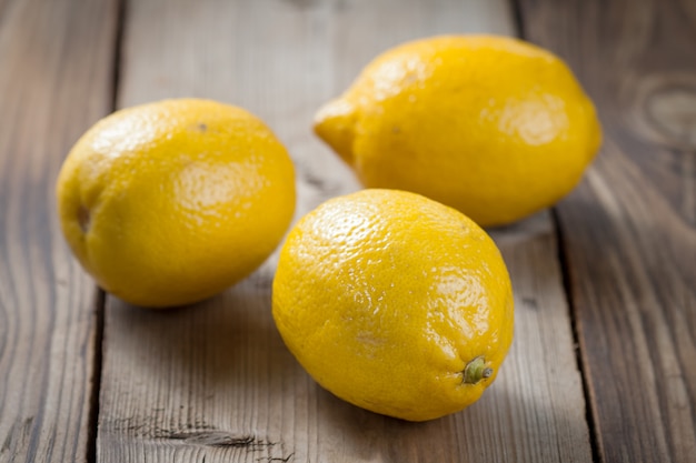 Citrons frais sur une table en bois