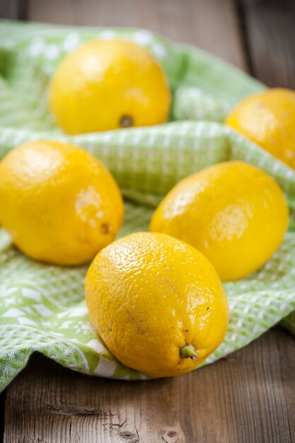 Citrons frais sur une table en bois