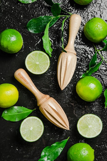 Photo des citrons frais sur une table noire