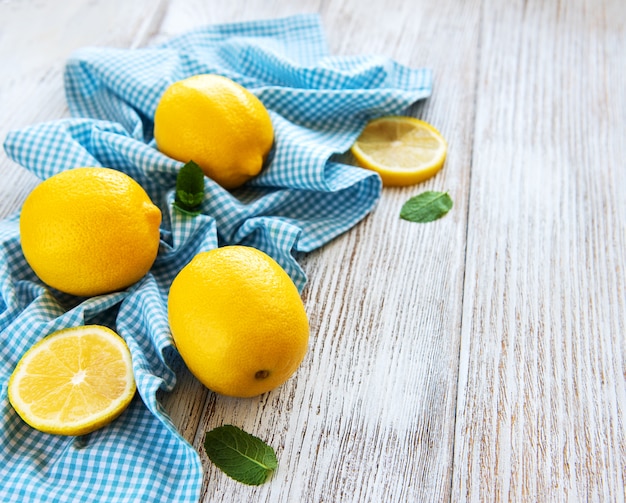 Citrons frais sur une table