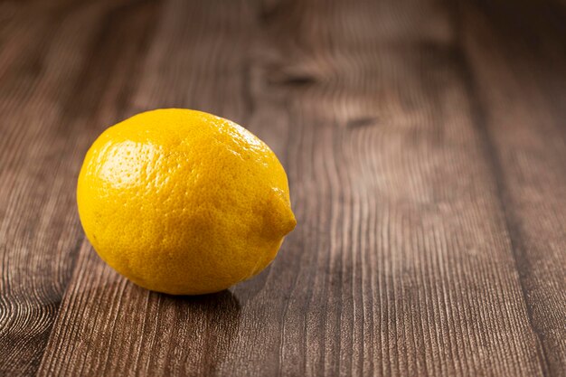 Citrons italiens frais sur la table Citron sicilien