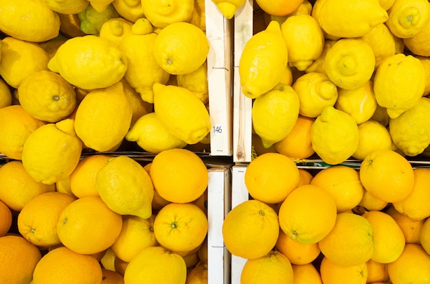 Photo citrons jaune vif dans des boîtes en bois au marché de l'agriculteur ou à l'épicerie.