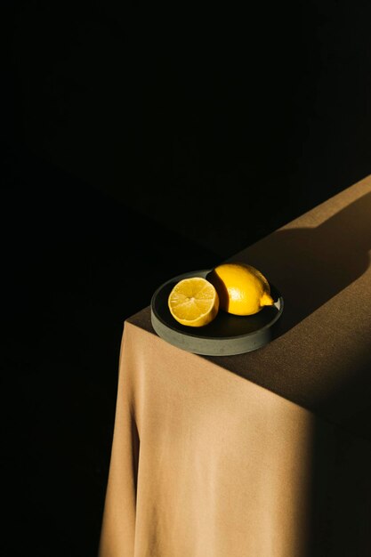 Citrons jaunes entiers et tranchés Vue isométrique d'une nature morte minimale