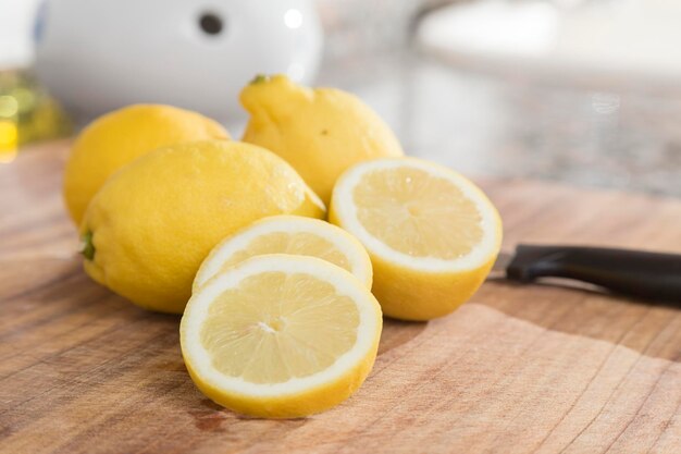 Citrons jaunes préparés sur la table pour être coupés Cuisine