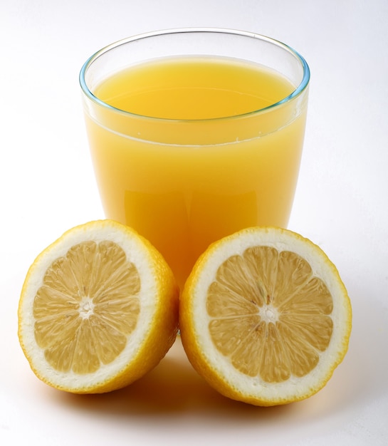 Citrons et jus dans une surface blanche en verre