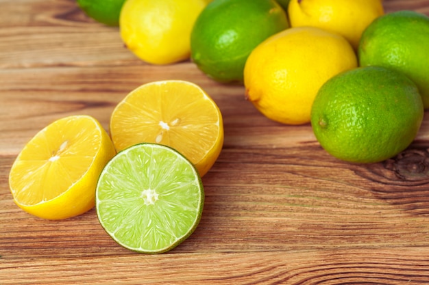 citrons et limes sur coussin en bois