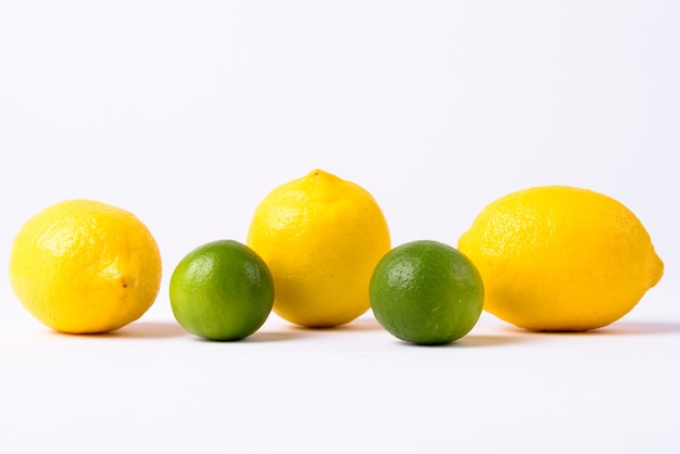 Citrons et limes dans une rangée isolée