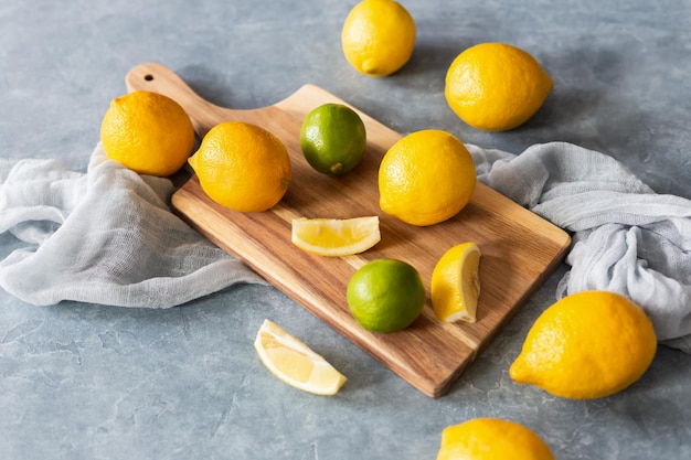 Citrons et limes éparpillés sur le fond