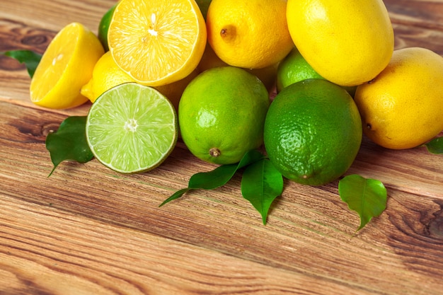 Citrons et limes sur un support en bois