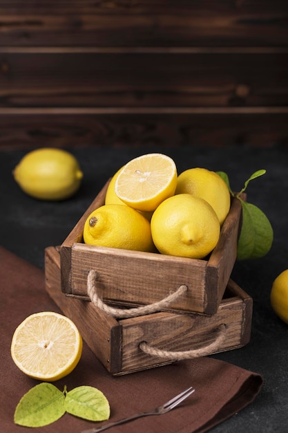 citrons mûrs frais dans une boîte en bois