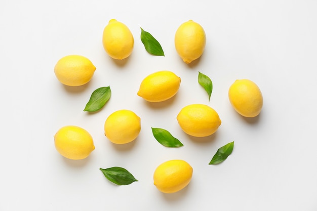 Citrons mûrs sur table blanche, vue du dessus