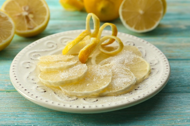 Citrons mûrs sur table en bois se bouchent