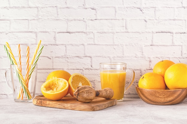 Citrons et presse-agrumes pour faire du jus d'orange