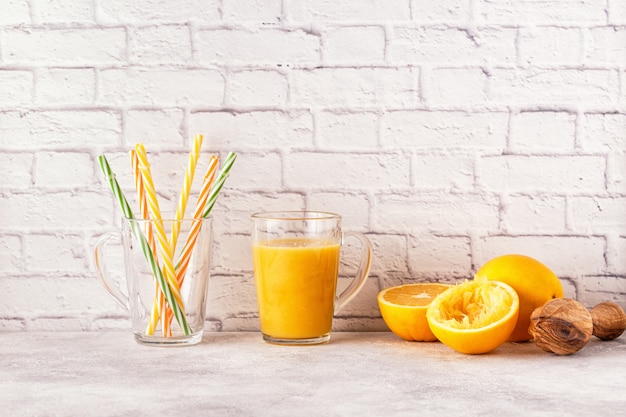 Citrons et presse-agrumes pour faire du jus d'orange