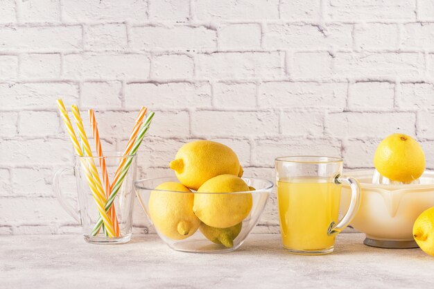 Citrons et presse-agrumes pour faire de la limonade