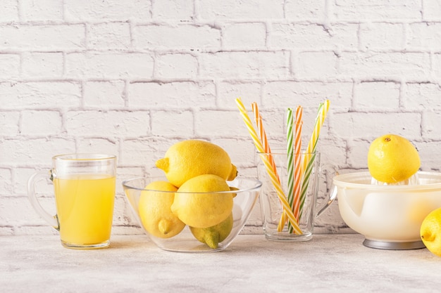 Citrons et presse-agrumes pour faire de la limonade