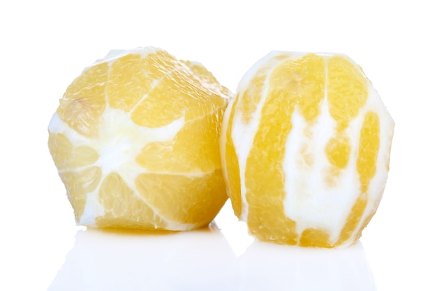 Citrons sans peau, isolés sur blanc