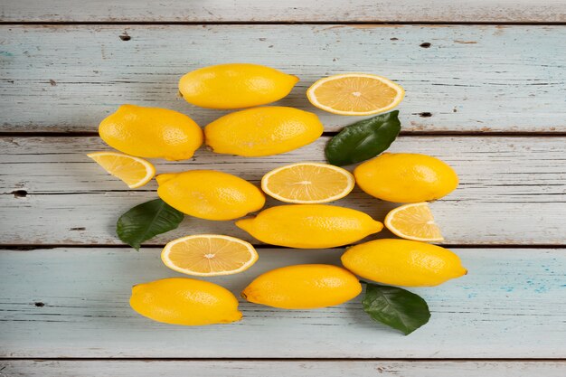 Citrons sur une table en bois bleue.