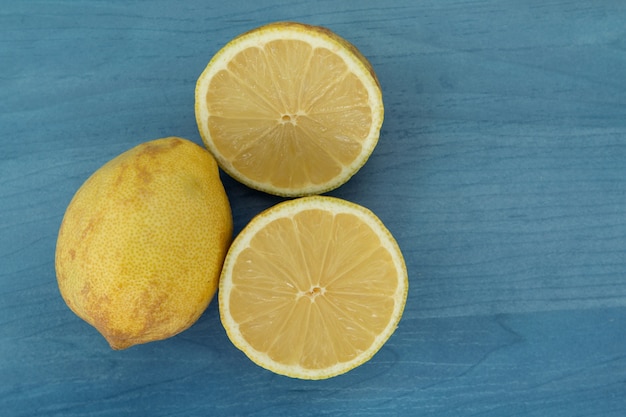 Citrons sur une table en bois bleue