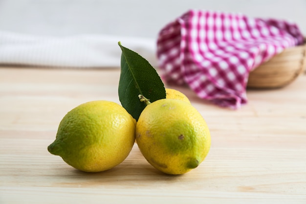 Citrons sur table en bois