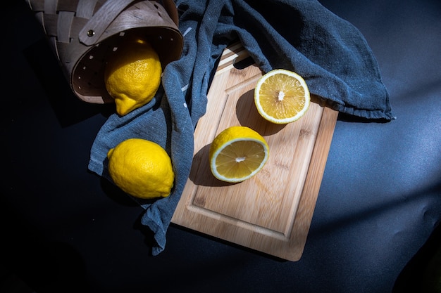 Citrons tranchés sur planche coupée fruits à plat