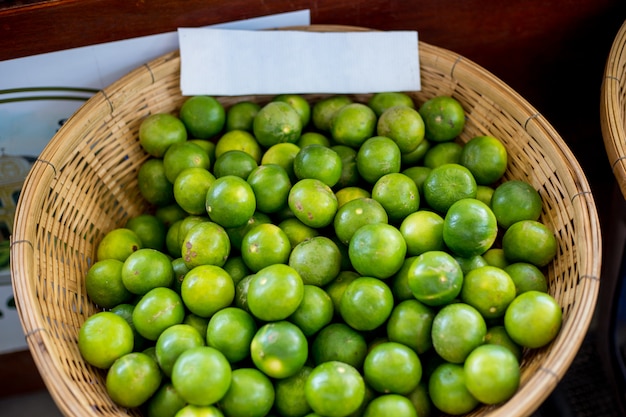 Citrons verts dans le panier