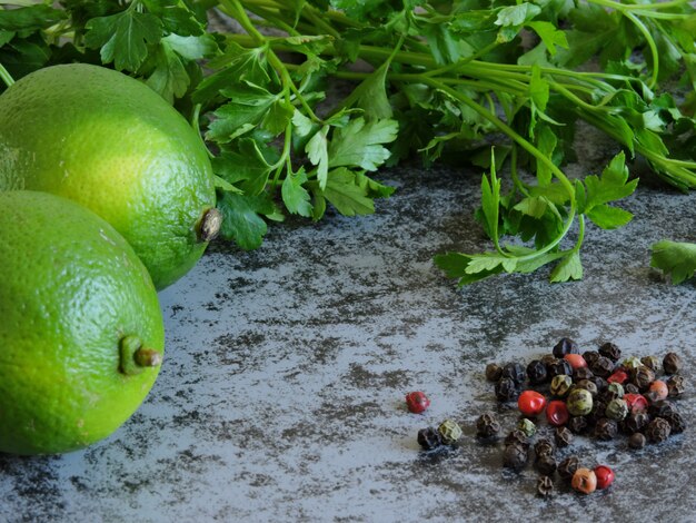 Citrons verts et épices.