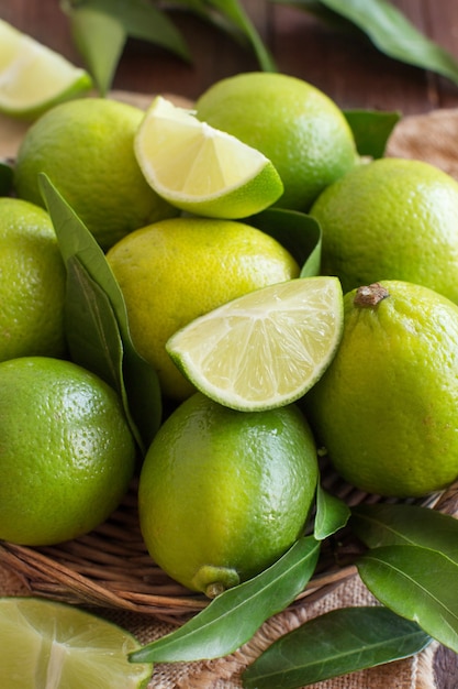 Citrons Verts Frais Avec Des Feuilles Sur Une Table En Bois Se Bouchent