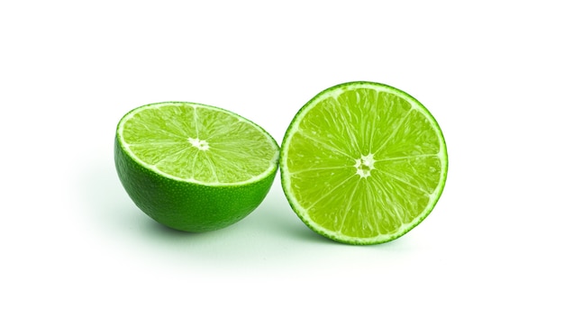 Citrons verts frais sur fond blanc