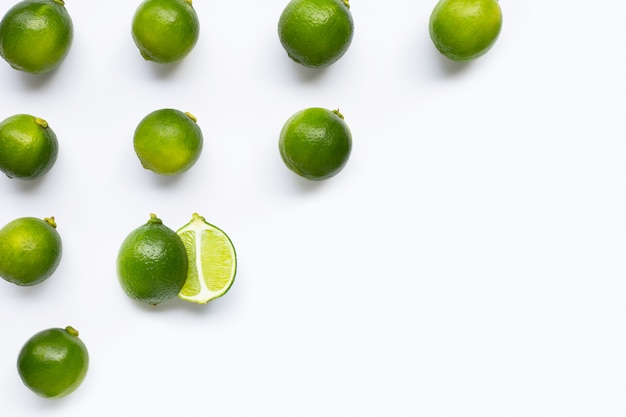 Citrons verts frais isolés sur blanc