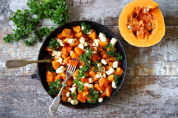 Citrouille au four avec fromage feta dans une poêle