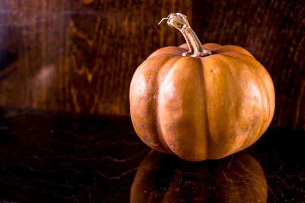 Photo citrouille d'automne sur table en bois