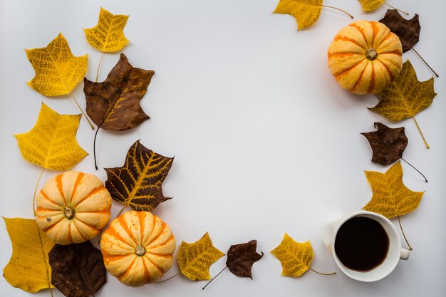 Citrouille d'automne, tasse de café et feuilles d'automne