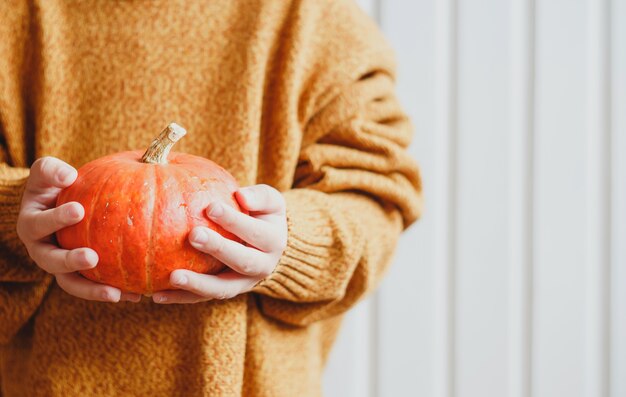 Citrouille dans les mains des enfants