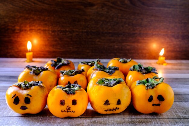 La citrouille est un groupe sur un plancher en bois, un concept d&#39;Halloween.