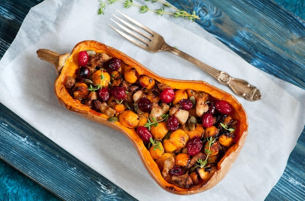 Citrouille farcie au four avec des baies de viande et des légumes