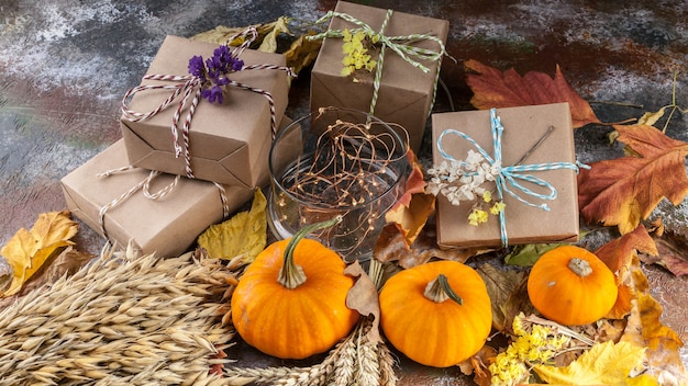 Citrouille et feuilles sèches.