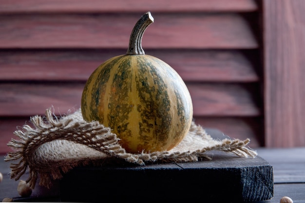 Citrouille sur fond en bois