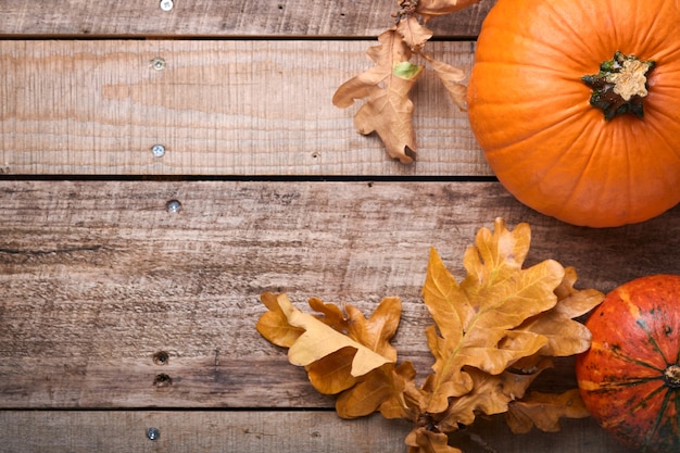 Citrouille. Fond de nourriture d'automne avec de la cannelle, des noix et des épices saisonnières sur fond rustique. Cuisson de la citrouille ou de la tarte aux pommes et des biscuits pour Thanksgiving et les vacances d'automne. Vue de dessus avec espace de copie.