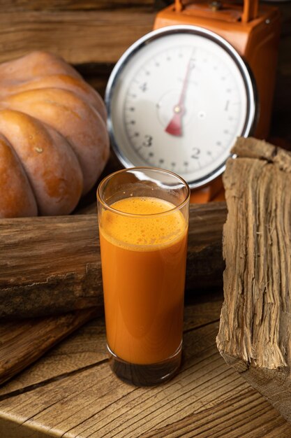 Photo une citrouille fraîche sur une table en bois