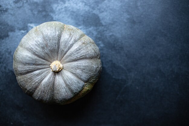 Citrouille fraîche sur la table en pierre