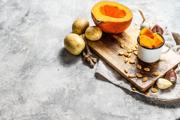 Citrouille hachée sur une planche à découper rustique. Ingrédients pour la soupe de potiron. Citrouille hachée sur une planche à découper rustique. Nourriture savoureuse et saine. Nourriture végétalienne.