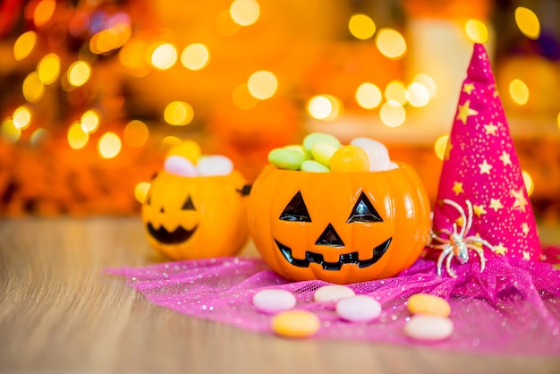 Citrouille d'Halloween, astuce ou friandise avec des bonbons sucrés