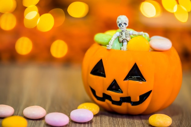 Citrouille d'Halloween, astuce ou friandise avec des bonbons sucrés