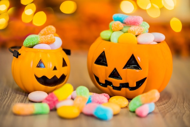 Citrouille d'Halloween, astuce ou friandise avec des bonbons sucrés