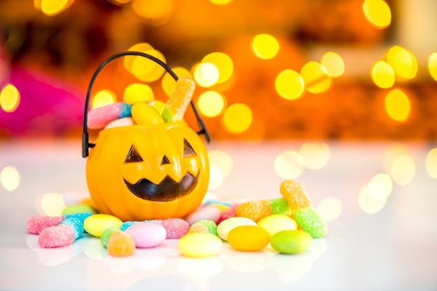 Citrouille d'Halloween, astuce ou friandise avec des bonbons sucrés