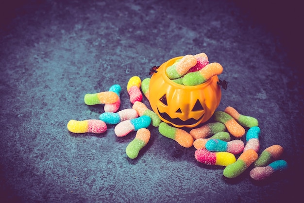 Citrouille d'Halloween avec des bonbons sucrés