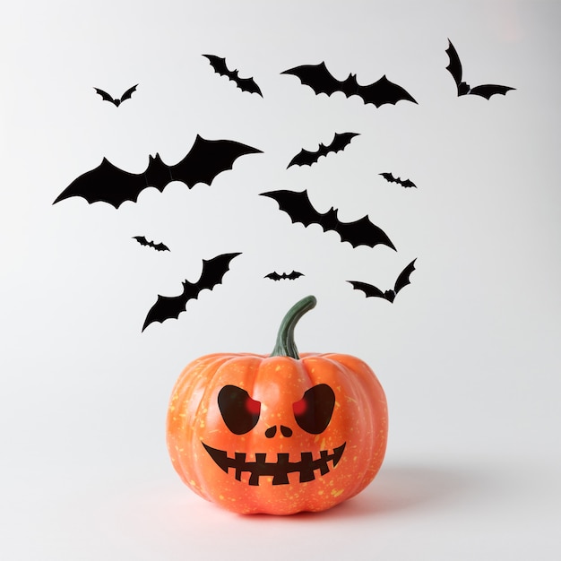 Citrouille d'Halloween avec des chauves-souris sur fond blanc